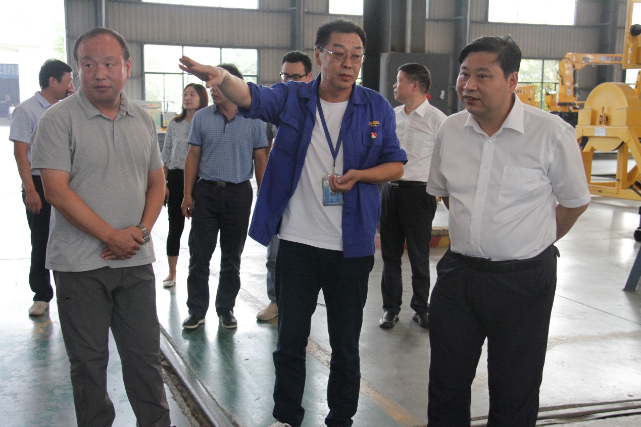 襄阳市银保监分局调研小组一行莅临时瑞达重工展开实地调研